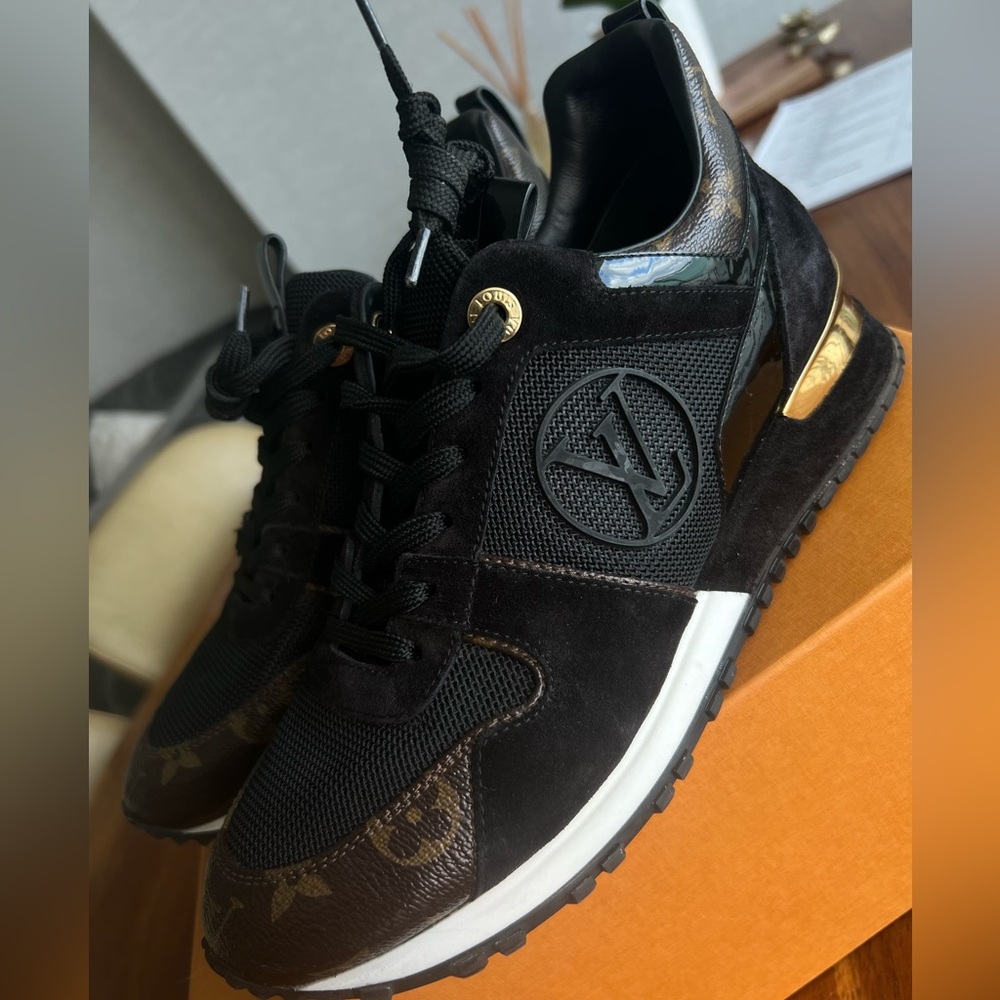 Louis Vuitton Sneakers 37.5 
USED lightly: Excellent conditions.